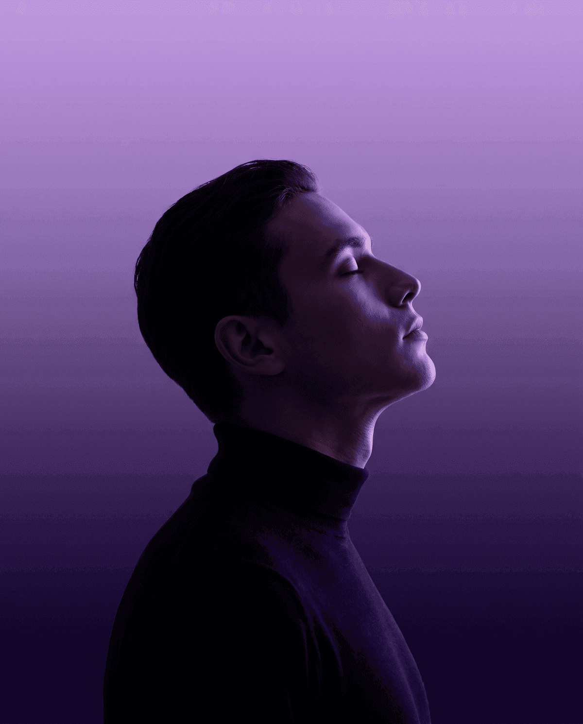 Retrato de perfil bajo luz lila, rostro vuelto hacia la luz