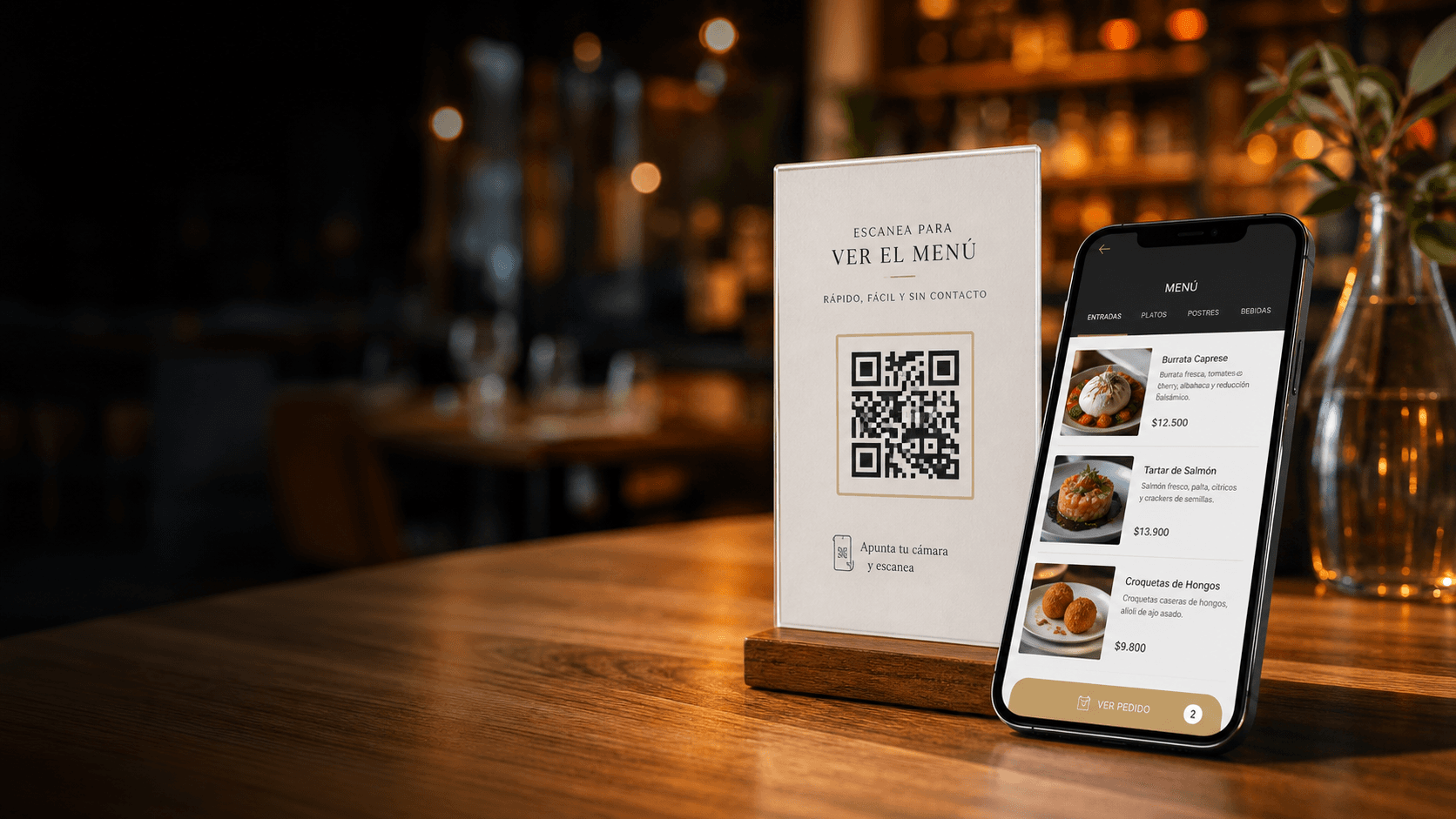 Carta QR en una mesa de restaurante con menú digital en el móvil